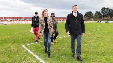 El vicepresidente y consejero de Universidades, Igualdad, Cultura y Deporte, Pablo Zuloaga, visita el campo de f&uacute;tbol de S&aacute;mano