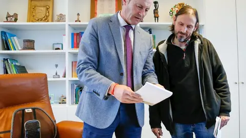 17:00.- Despacho Del Consejero. El Consejero De Desarrollo Rural, Ganader&iacute;a, Pesca, Alimentaci&oacute;n Y Medio Ambiente, Guillermo Blanco, Recibe Al Alcalde De Miera, Tarsicio G&oacute;mez 15 Ene 19