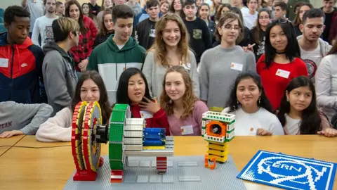 Estudiantes de Secundaria construyen una maqueta del detector CMS del CERN con piezas Lego en la UC