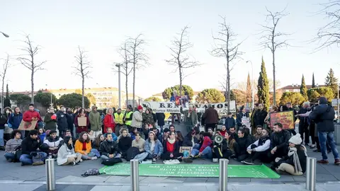En Madrid. Fridays For Future traslada su protesta semanal contra la emergencia clim&aacute;tica, que normalmente celebra ante el Congreso de los Diputados, a las puertas de la Embajada de Australia en Madrid (Espa&ntilde;a), a 10 de enero de 2020.