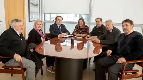 La consejera de Justicia, Paula Fern&aacute;ndez, con la Asociaci&oacute;n de jueces de paz