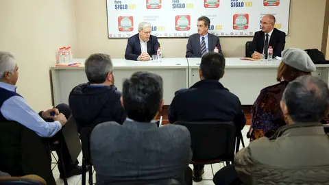 El consejero de Innovaci&oacute;n, Industria, Transporte y Comercio, Francisco Mart&iacute;n (centro de la mesa), se re&uacute;ne con los comerciantes