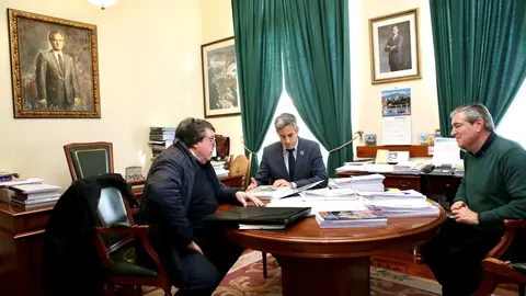 El vicepresidente de Cantabria, Pablo Zuloaga, y el alcade de Suances, Andr&eacute;s Ruiz Moya