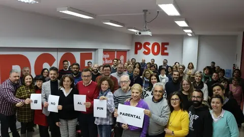 Firmantes del manifiesto en la sede del PSRM