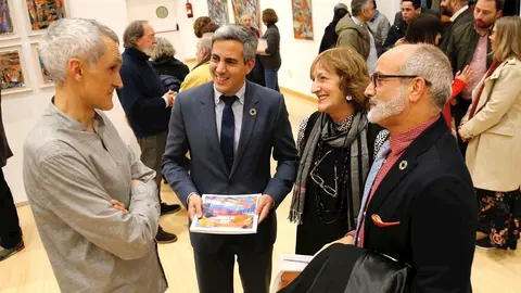El vicepresidente del Gobierno de Cantabria, Pablo Zuloaga, ha inaugurado la muestra 'Jam Session' del pintor Roberto Ruiz en el espacio cultural Los Arenales