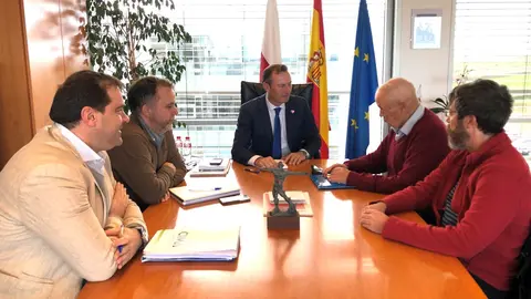 El consejero de Desarrollo Rural, Ganader&iacute;a, Pesca, Alimentaci&oacute;n y Medio Ambiente, Guillermo Blanco, se re&uacute;ne con el presidente de Costa Quebrada, Jes&uacute;s Mojas, y el coordinador de la candidatura a Geoparque de la UNESCO, Gustavo Guti&eacute;rrez