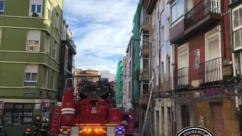 Los bomberos de Santander actuando en el edificio de la calle Alta en el que se ha registrado un incendio que ha obligado a evacuar a todos los vecinos