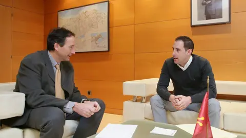 El consejero de Obras P&uacute;blicas, Ordenaci&oacute;n del Territorio y Urbanismo, Jos&eacute; Luis Gochicoa, y el alcalde de Santiurde de Reinosa, Borja Ramos