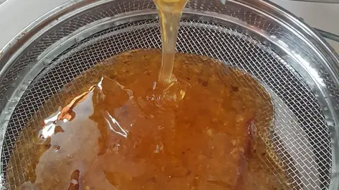Extracci&oacute;n en fr&iacute;o de la miel de un apicultor.