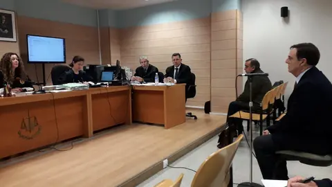 Diego Higuera declara en el juicio del caso Conurca, en el que Pablo S&aacute;mano (a su derecha) se ha acogido a su derecho a no declarar