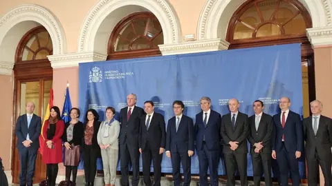 El ministro de Agricultura, Pesca y Alimentaci&oacute;n, Luis Planas, junto a su equipo de trabajo