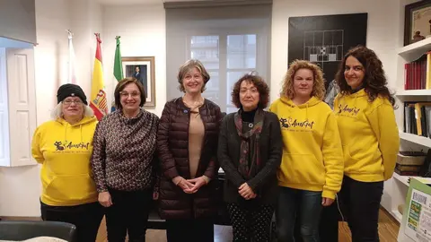 La alcaldesa de Laredo, Charo Losa, y la concejala de Medioambiente, Adelia Melero, han recibido este lunes a voluntarias de la asociaci&oacute;n Amigat y una representante de la Fundaci&oacute;n Brigitte Bardot