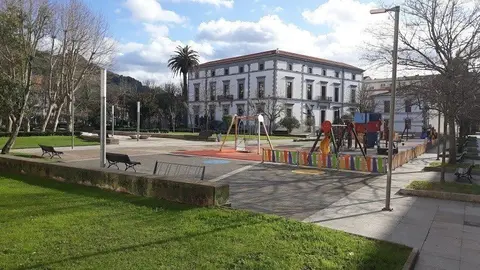 Parque infantil en el jard&iacute;n del Palacio de Manzanedo