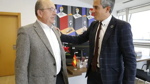 Alcalde de San Vicente de la Barquera, Dioniso Luguera, con vicepresidente de Cantabria, Pablo Cantabria