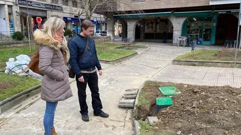 La alcaldesa de Castro, Susana Herr&aacute;n, en el inicio de las obras en la Plaza de la Barrera
