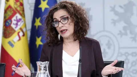 La ministra de Hacienda y Portavoz del Gobierno, Mar&iacute;a Jes&uacute;s Montero, comparece en rueda de prensa ante los medios de comunicaci&oacute;n tras el primer Consejo de Ministros celebrado en martes en Moncloa, Madrid (Espa&ntilde;a), a 21 de enero de 2020.