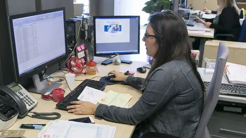 Una trabajadora en las oficinas de Titsa