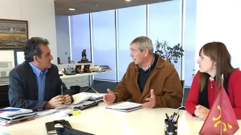 El consejero de Innovaci&oacute;n, Industria, Transporte y Comercio, Francisco Mart&iacute;n, se re&uacute;ne con el alcalde de Bareyo, Jos&eacute; de la Hoz