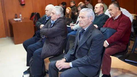 Los agentes Juan Vergara e I&ntilde;aki Urquijo y el ex presidente del Club de F&uacute;tbol, Real Racing Club de Santander, Francisco Pernia, durante el juicio