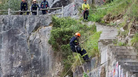 Los nuevos bomberos municipales entrenan en la cantera de Bilbao en Escobedo
