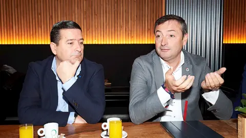 El presidente y el vicepresidente del Real Racing Club de Santander, Alfredo P&eacute;rez (1d) y Pedro Ortiz (2d) intervienen en un desayuno informativo, en el restaurante balneario de La Concha, en Santander-Cantabria (Espa&ntilde;a), a 22 de enero de 2020.