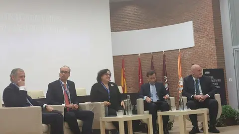 Mesa redonda con directivos de gestoras en las jornadas 'Regulaci&oacute;n, consolidaci&oacute;n y otras tendencias en la gesti&oacute;n de activos" organizada por KPMG, este mi&eacute;rcoles