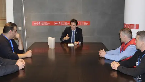 El diputado nacional del PSOE Pedro Casares se re&uacute;ne con el comit&eacute; de empresa de la planta de Ferroatl&aacute;ntica de Boo