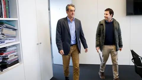 El consejero de Industria, Francisco Mart&iacute;n (izda) se re&uacute;ne con el alcalde de Valdeprado del R&iacute;o, Jaime Soto