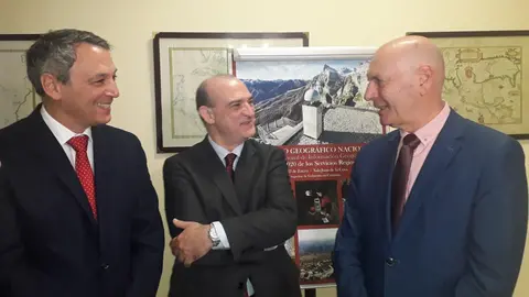 El director general del IGN y presidente del Centro Nacional de Informaci&oacute;n Geogr&aacute;fica, Lorenzo Garc&iacute;a, con el delegado del Gobierno en Cantabria, Eduardo Echevarr&iacute;a; y el director del servicio regional del IGN, Antonio Ma&ntilde;ero