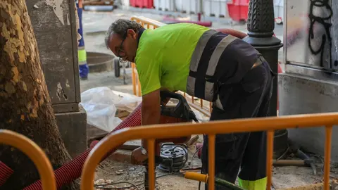 Un obrero trabaja en una obra en el centro de Madrid.