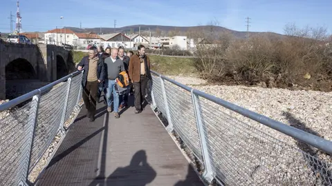 El consejero de Obras P&uacute;blicas, Jos&eacute; Luis Gochicoa, y el alcalde de Reinosa, Jos&eacute; Miguel Barrio, visitan la confluencia de los r&iacute;os Hijar y Ebro afectadas por los desbordamientos del pasado 19 de diciembre (archivo)