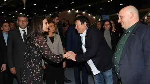 El alcalde de Santillana saluda a la Reina Leticia en FITUR