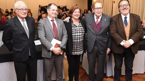 El economista Ram&oacute;n Tamames con la junta directiva de Cemide