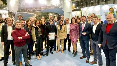 La presidenta del PP de Cantabria, Mar&iacute;a Jos&eacute; S&aacute;enz de Buruaga, y otros miembros del partido en Fitur