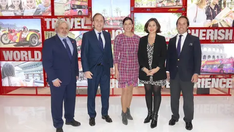 La alcaldesa y concejala de Turismo de Santander en Fitur con representantes de City Sightseeing