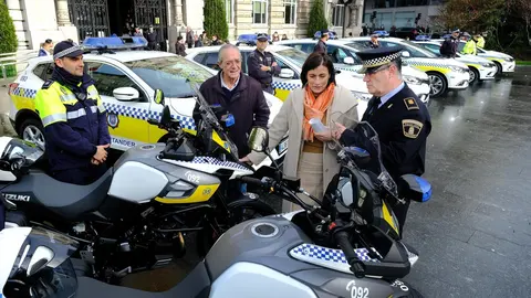 alcaldesa en presentaci&oacute;n nuevos veh&iacute;culos polic&iacute;a local