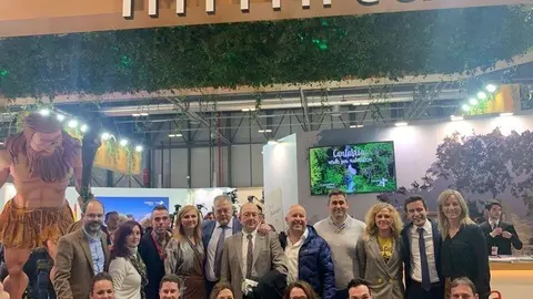 Jos&eacute; Salm&oacute;n junto a otros dirigentes del PSOE en el estand de Cantabria en Fitur