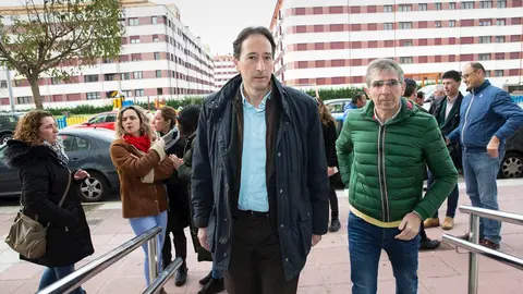 Gochicoa y D&iacute;az en una rueni&oacute;n con vecinos del barrio de Nueva Monta&ntilde;a donde se desplom&oacute; un parking