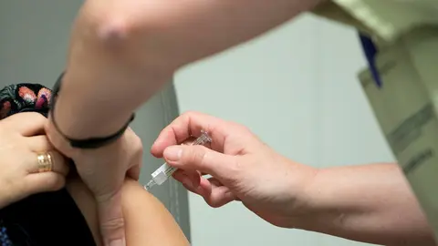 Vacuna, inyecci&oacute;n, campa&ntilde;a de vacunaci&oacute;n, enfermera, enfermer&iacute;a, paciente, hospital, centro de salud.