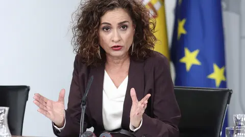 La ministra de Hacienda y Portavoz del Gobierno, Mar&iacute;a Jes&uacute;s Montero, comparece en rueda de prensa ante los medios de comunicaci&oacute;n tras el primer Consejo de Ministros celebrado en martes en Moncloa, Madrid (Espa&ntilde;a), a 21 de enero de 2020.