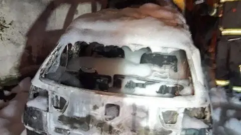 Coche calcinado en Colindres