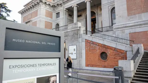Escaleras de entrada de la Puerta de Goya al Museo del Prado y panel donde se anuncian las exposiciones temporales, en Madrid a 14 de enero de 2020.