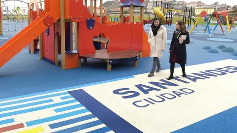 La alcaldesa de Santander, Gema Igual, visita el parque infantil de la campa de La Magdalena tras su renovaci&oacute;n