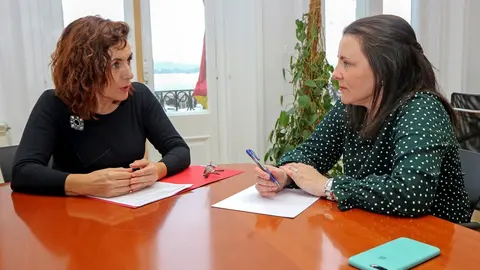 La consejera de Empleo y Pol&iacute;ticas Sociales, Ana Bel&eacute;n &Aacute;lvarez, recibe a la alcaldesa de Corvera de Toranzo, M&oacute;nica Quevedo