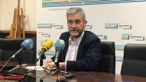 El portavoz de Cs y concejala de Urbanismo, Javier Ceruti, en rueda de prensa