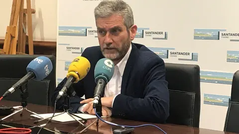 El concejal de Urbanismo de Santander, Javier Ceruti, en rueda de prensa