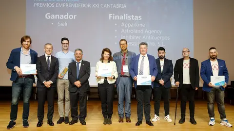 El presidente de Cantabria, Miguel &Aacute;ngel Revilla, entrega a Siali el Premio Emprendedor XXI