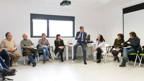 El vicepresidente y consejero de Universidades, Igualdad, Cultura y Deporte, Pablo Zuloaga, asiste a la reuni&oacute;n de la Red &lsquo;Entretejiendo Saja&rsquo;