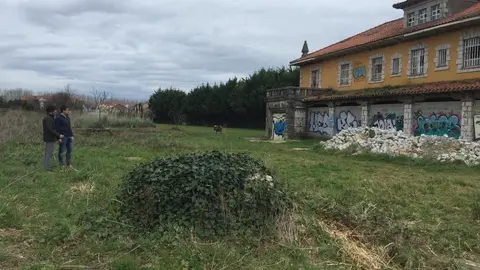 El alcalde de Astillero, Javier Fern&aacute;ndez Sober&oacute;n, y el pedaneo de Guarnizo en los terrenos de ADIF