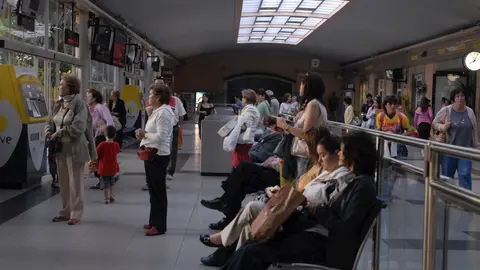 Pasajeros esperando su turno en los mostradores de la estaci&oacute;n Renfe de la ciudad de Santander. 